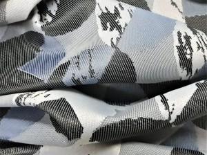 EFEKTOWNA TKANINA ZASŁONOWA WZÓR GEOMETRYCZNY O LEKKO PRZECIERANEJ STRUKTURZE WZORZE W KOLORZE CZERNI ORAZ JEANSU SZEROKOŚĆ 170 CM PRODUCENT HAFT KALISZ