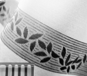 STYLOWA FIRANA ŻAKARDOWA W BIAŁYM KOLORZE Z ORYGINALNYMI SZLAKAMI NA DOLE W KOLORZE PIĘKNEGO SZAREGO POPIELU WYSOKOŚĆ 250 CM PRODUCENT HAFT KALISZ