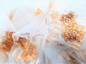  ORYGINALNA TKANINA TYPU ORGANTYNA Z PIĘKNYM HAFTEM W POSTACI DUŻEGO KWIATOWEGO ORNAMENTU W POMARAŃCZOWYM KOLORZE WYSOKOŚĆ 280 CM PRODUCENT POLONTEX CZĘSTOCHOWA