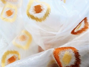 LEKKA I ZWIEWNA ORGANTYNA W DUŻE POMARAŃCZOWO ŻÓŁTE KOŁA O NIEREGULARNYCH KSZTAŁTACH NA BIAŁYM TLE WYSOKOŚĆ 280 CM PRODUCENT POLONTEX CZĘSTOCHOWA