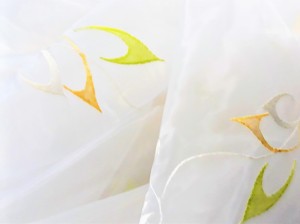 ELEGANCKA ORGANTYNA Z ORYGINALNYM WZOREM W CIEPŁYCH BARWACH ŻÓŁCI I ZIELENI NA BIAŁYM TLE WYSOKOŚĆ 280 CM PRODUCENT POLONTEX CZĘSTOCHOWA