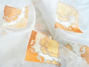 EFEKTOWNA ORGANTYNA Z ORYGINALNYM HAFTEM W KOLORZE POMARAŃCZOWYM NA BIAŁYM TLE WYSOKOŚĆ 280 CM PRODUCENT POLONTEX CZĘSTOCHOWA