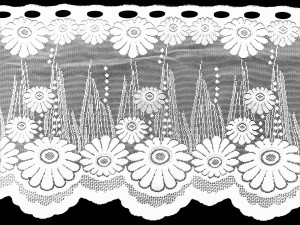 PEŁNA UROKU ZAZDROSTKA Z ŻAKARDU W BIAŁYM KOLORZE Z FINEZYJNYM WZOREM WYSOKOŚĆ 35 CM PRODUCENT POLONTEX CZĘSTOCHOWA