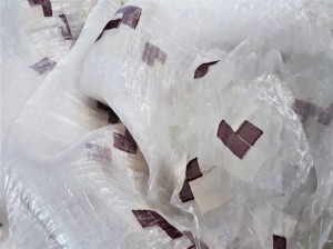 ELEGANCKA ORGANTYNA Z FINEZYJNYM WZOREM GEOMETRYCZNYM W POSTACI KWADRACIKÓW W BARWIE ŚLIWKOWEJ NA BIAŁYM TLE WYSOKOŚĆ 270 CM PRODUCENT POLONTEX CZĘSTOCHOWA