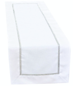 ELEGANCKI BIEŻNIK Z IMPREGNACJĄ PLAMOODPORNĄ KOLOR BIAŁY Z SUBTELNYM POŁYSKIEM GLAMOUR ZDOBIONY SREBRNĄ NITKĄ I FINEZYJNĄ APLIKACJĄ CYRKONIOWĄ W SREBRNEJ TONACJI