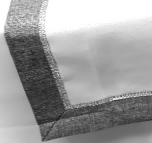 GUSTOWNY OBRUS W STYLU GLAMOUR Z IMPREGNACJĄ PLAMOODPORNĄ I SREBRNĄ NITKĄ KOLOR BIAŁY SUBTELNY BŁYSK Z SZEROKĄ MANSZETĄ W BARWIE SZAROŚCI OZDOBIONY PIĘKNĄ APLIKACJĄ CYRKONIOWĄ W SREBRNEJ TONACJI