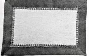 EFEKTOWNY BIEŻNIK GLAMOUR Z IMPREGNACJĄ PLAMOODPORNĄ KOLOR BIAŁY ZE SREBRNĄ NITKĄ DELIKATNY BŁYSK Z SZEROKĄ MANSZETĄ W BARWIE MODNEJ SZAROŚCI OZDOBIONY ORYGINALNĄ APLIKACJĄ CYRKONIOWĄ W  SREBRNEJ TONACJI