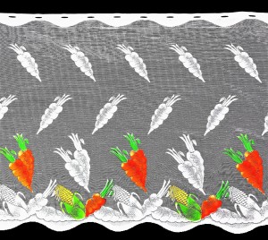 BARDZO ORYGINALNA ZAZDROSTKA Z BIAŁEGO ŻAKARDU Z PEŁNYM UROKU DUŻYM WZOREM KUCHENNYM ROZMIESZCZONYM NA CAŁEJ POWIERZCHNI ORAZ Z KOLOROWYM SZLAKIEM I DELIKATNIE FALOWANYM DOŁEM WYSOKOŚĆ 90 CM PRODUCENT POLONTEX CZĘSTOCHOWA
