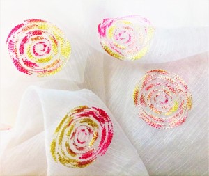 ORGANTYNA GLAMOUR Z EFEKTOWNYM BŁYSKIEM I OZDOBNYM PRINTEM W PASTELOWEJ RÓŻOWEJ I ŻÓŁTEJ TONACJI NA BIAŁYM TLE WYSOKOŚĆ 280 CM PRODUCENT POLONTEX CZĘSTOCHOWA