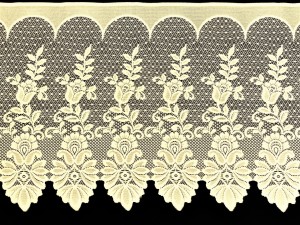 PEŁNA UROKU ZAZDROSTKA Z ŻAKARDU W SUBTELNYM KOLORZE ECRU O STRUKTURZE SIATECZKI Z ORYGINALNĄ APLIKACJĄ W POSTACI MISTERNEGO KWIATOWEGO ORNAMENTU WYSOKOŚĆ 55 CM PRODUCENT POLONTEX CZĘSTOCHOWA