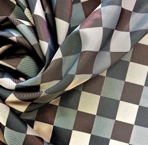 TKANINA DEKORACYJNA ZASŁONOWO OBRUSOWA WZÓR KRATKA W KOLORACH CIEMNEGO BRĄZU BEŻU ORAZ JASNEJ I CIEMNEJ SZAROŚCI SZEROKOŚC 170 CM PRODUCENT HAFT KALISZ