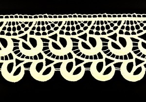 BARDZO ORYGINALNA GIPIURA DEKORACYJNA W DELIKATNYM KOLORZE ECRU WYSOKOŚĆ 12 CM PRODUCENT MDM FIRANY