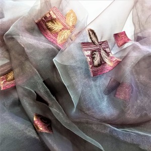 WYTWORNA ORGANTYNA Z PIĘKNYM HAFTEM W POSTACI BURGUNDOWO ZŁOTEGO ORNAMENTU NA SZARO ŚLIWKOWYM TLE W STYLU GLAMOUR WYSOKOŚĆ 300 CM PRODUCENT POLONTEX CZĘSTOCHOWA