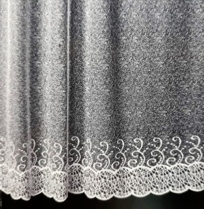 DELIKATNA FIRANA ŻAKARDOWA W MLECZNEJ BARWIE KOŚCI SŁONIOWEJ Z ORYGINALNYM WYKOŃCZENIEM WYSOKOŚĆ 250 CM PRODUCENT POLONTEX CZĘSTOCHOWA