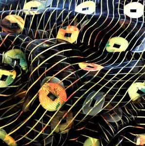 STYLOWA ORGANTYNA Z PIĘKNYM HAFTEM W POSTACI PIONOWO UŁOŻONYCH CIENKICH PASECZKÓW Z ORNAMENTAMI W KSZTAŁCIE FANTAZYJNYCH KÓŁEK W ŁĄCZONEJ BARWIE ŻÓŁTEJ ZIELONEJ I POMARAŃCZOWEJ NA CZARNYM TLE WYSOKOŚĆ 280 CM PRODUCENT POLONTEX CZĘSTOCHOWA