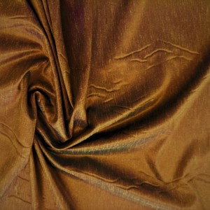 DWUSTRONNA TKANINA KONFEKCYJNA O DELIKATNIE PRZECIERANEJ FAKTURZE Z DOMIESZKĄ LYCRY W KOLORZE STAREGO ZŁOTA Z DELIKATNIE GUFROWANYM WZOREM IMITUJĄCYM SUBTELNE ZAGNIECENIA SZEROKOŚĆ 160 CM PRODUCENT POLONTEX CZĘSTOCHOWA