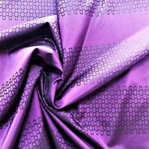 NOWOCZESNA DWUSTRONNA TKANINA ZASŁONOWA W NASYCONYCH BARWACH CZERNI ORAZ FIOLETU Z EFEKTOWNYM WZOREM W POSTACI SZEROKICH POZIOMO UŁOŻONYCH PASÓW O STRUKTURZE PLASTRA MIODU Z DELIKATNYM POŁYSKIEM GLAMOUR SZEROKOŚĆ 170 CM PRODUCENT POLONTEX CZĘSTOCHOWA