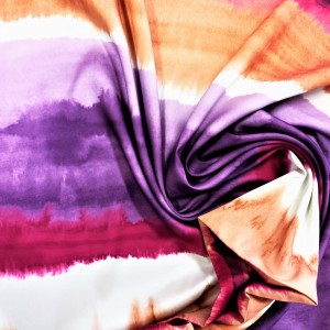 ORYGINALNA TKANINA ZASŁONOWA WZÓR POZIOMO UŁOŻONE SZEROKIE PASY O SUBTELNIE ROZMYTEJ STRUKTURZE W NOWOCZESNEJ NASYCONEJ GAMIE KOLORYSTYCZNEJ FIOLETU BEŻU BURGUNDU ORAZ BIELI SZEROKOŚĆ 160 CM PRODUCENT POLONTEX CZĘSTOCHOWA