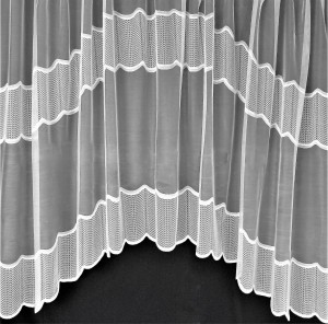 GOTOWA FIRANA Z ŻAKARDU W BIAŁYM KOLORZE Z PIĘKNIE WYCIĘTYM DOŁEM ORAZ DWOMA SZEROKIMI SZLAKAMI O STRUKTURZE SUBTELNEJ SIATECZKI Z EFEKTEM DELIKATNEJ FALI WYSOKOŚĆ 160 CM SZEROKOŚĆ 320 CM