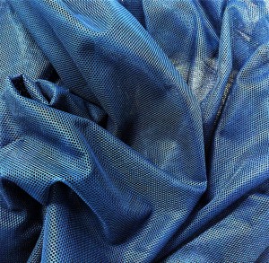 FIRANA MARKIZETA TYPU MOSKITIERA O STRUKTURZE SIATECZKI W EFEKTOWNYM KOLORZE JASNEGO GRANATU Z DODATKIEM ODCIENIA BŁĘKITU WYSOKOŚĆ 180 CM PRODUCENT POLONTEX CZĘSTOCHOWA