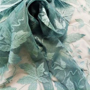 NIEZWYKLE STYLOWA FIRANKA ŻAKARD RETRO W PIĘKNEJ MIĘTOWEJ BARWIE Z DUŻYM WZOREM KWIATOWYM NA STRUKTURZE SIATECZKI WYSOKOŚĆ 150 CM PRODUCENT POLONTEX CZĘSTOCHOWA