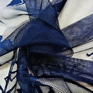 EFEKTOWNA FIRANKA ŻAKARD W ORYGINALNYM KOLORZE CIEMNEGO GRANATU Z BOGATO ZDOBIONYM DOŁEM I WYKOŃCZENIEM W POSTACI PEŁNEJ UROKU FALI I ORYGINALNYM WZOREM WYSOKOŚĆ 190 CM PRODUCENT POLONTEX CZĘSTOCHOWA