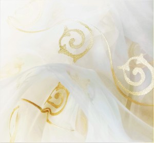 PIĘKNY WOAL W BIAŁYM KOLORZE Z ORYGINALNYM PIONOWO UŁOŻONYM WZOREM W BARWIE ROZŚWIETLONEGO ZŁOTA Z EFEKTEM GLAMOUR WYSOKOŚĆ 300 CM PRODUCENT POLONTEX CZĘSTOCHOWA