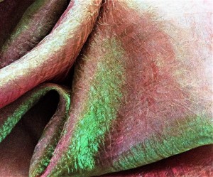 EFEKTOWNA KRESZOWANA ORGANTYNA W UNIKALNYM DWUTONOWYM KOLORZE ZIELEŃ I BORDO Z POŁYSKIEM W STYLU GLAMOUR WYSOKOŚĆ 270 CM PRODUCENT POLONTEX CZĘSTOCHOWA