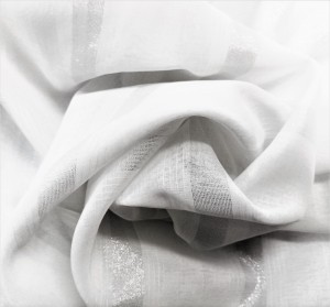 ORYGINALNA FIRANA BIAŁA ETAMINA ZDOBIONA NA CAŁEJ POWIERZCHNI PIONOWO UŁOŻONYMI PASAMI W KOLORZE SREBRNYM W STYLU GLAMOUR WYSOKOŚĆ 300 CM PRODUCENT PAPION TURCJA