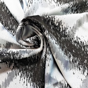 ELEGANCKA TKANINA ZASŁONOWA O DELIKATNIE PRZECIERANEJ STRUKTURZE Z EFEKTOWNYM PRINTEM W BARWIE ELEGANCKIEJ CZERNI I STONOWANEJ SZAROŚCI SZEROKOŚĆ 170 CM PRODUCENT HAFT KALISZ