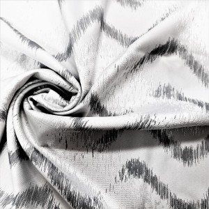 NIEZWYKLE EFEKTOWNA TKANINA ZASŁONOWA O LEKKO PRZETARTEJ STRUKTURZE W KLASYCZNEJ BARWIE BIELI I RÓŻNYCH ODCIENI SZAROŚCI Z NOWOCZESNYM WZOREM GEOMETRYCZNYM WYSOKOŚĆ 170 CM PRODUCENT HAFT KALISZ