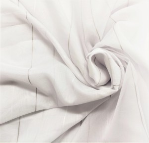 STYLOWY WOAL W DELIKATNE PASECZKI W KOLORZE BIELI I SUBTELNEGO BEŻU NA BIAŁYM TLE DÓŁ WYKOŃCZONY OŁOWIANKĄ WYSOKOŚĆ 280 CM PRODUCENT POLONTEX CZĘSTOCHOWA