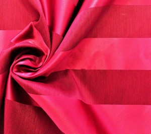 ELEGANCKA TKANINA ZASŁONOWA W PIĘKNEJ NASYCONEJ BARWIE BORDOWEJ Z EFEKTOWNYM WZOREM W POSTACI SZEROKICH POZIOMO UŁOŻONYCH PASÓW Z LEKKIM POŁYSKIEM GLAMOUR SZEROKOŚĆ 160 CM PRODUCENT POLONTEX CZĘSTOCHOWA