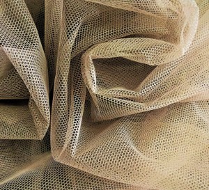 MIĘKKI TIUL W SUBTELNEJ BARWIE KAKAOWEJ O STRUKTURZE DELIKATNEJ SIATECZKI WYSOKOŚĆ 150 CM PRODUCENT HAFT KALISZ