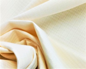 ORYGINALNA PLAMOODPORNA TKANINA ZASŁONOWA W KOLORZE CIEPŁEGO BEŻU Z DELIKATNIE WIDOCZNYMI PRĄŻKAMI SZEROKOŚĆ 160 CM PRODUCENT HAFT KALISZ