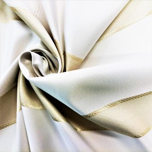 SZYKOWNA PLAMOODPORNA TKANINA ZASŁONOWA Z WZOREM W POSTACI SZEROKICH POZIOMO UŁOŻONYCH PASÓW W PIĘKNYCH BARWACH NATURALNEGO BEŻU NA KREMOWYM TLE Z WYKOŃCZENIAMI W ODCIENIU ZŁOTYM POŁYSK GLAMOUR SZEROKOŚĆ 170 CM PRODUCENT HAFT KALISZ