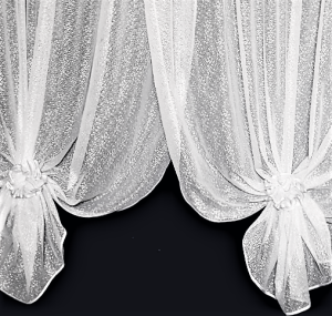 PEŁNA UROKU FIRANKA GOTOWA  Z BIAŁEGO ŻAKARDU Z PIĘKNYMI RĘCZNIE WYKONANYMI KWIATOWYMI OZDOBAMI PRODUCENT POLONTEX CZĘSTOCHOWA