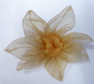 RĘCZNIE ROBIONY KWIATEK  Z ORGANTYNY W KOLORZE JASNOŻÓŁTYM
